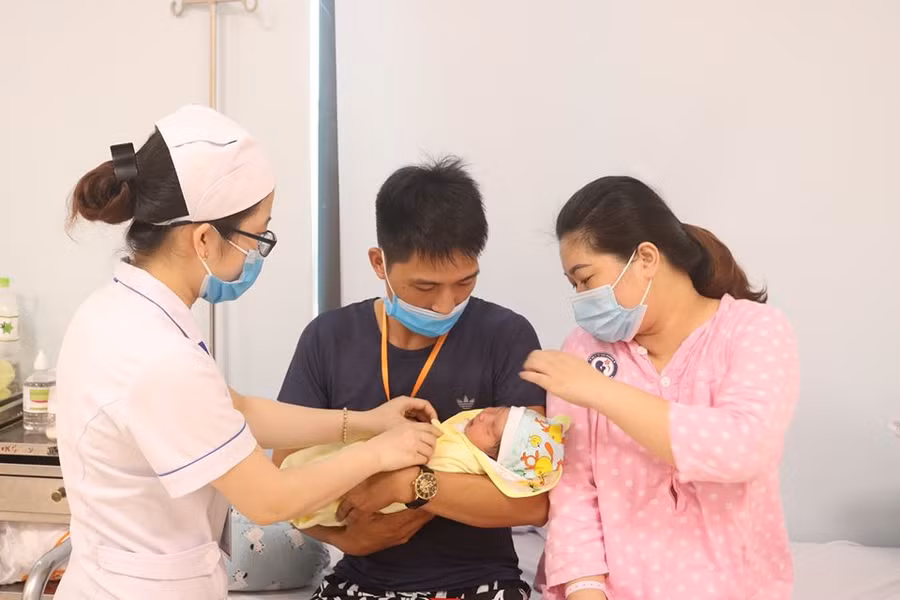 Sản phụ Hảo được các bác sĩ điều trị thành công "mẹ tròn con vuông". Ảnh: Bệnh viện Phụ sản Hải Phòng.