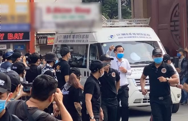 Từ 10 giờ sáng nay, người hâm mộ có thể vào viếng cố nghệ sĩ. Ảnh: Hiền Trần