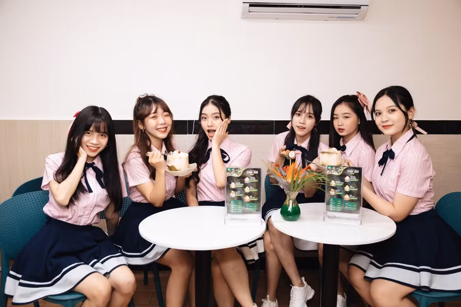 X2X đốt cháy không khí với 2 bản hit gây bão Cô Thắm Không Về, Cố Giang Tình.