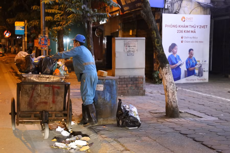 Và tất nhiên, dù trời mưa hay giá rét, những công nhân của các Công ty vệ sinh môi trường vẫn miệt mài thu gom rác về các điểm tập kết, chờ xe chuyển đến bãi rác. Để sớm mai Hà Nội sạch đẹp đón chào ngày mới!