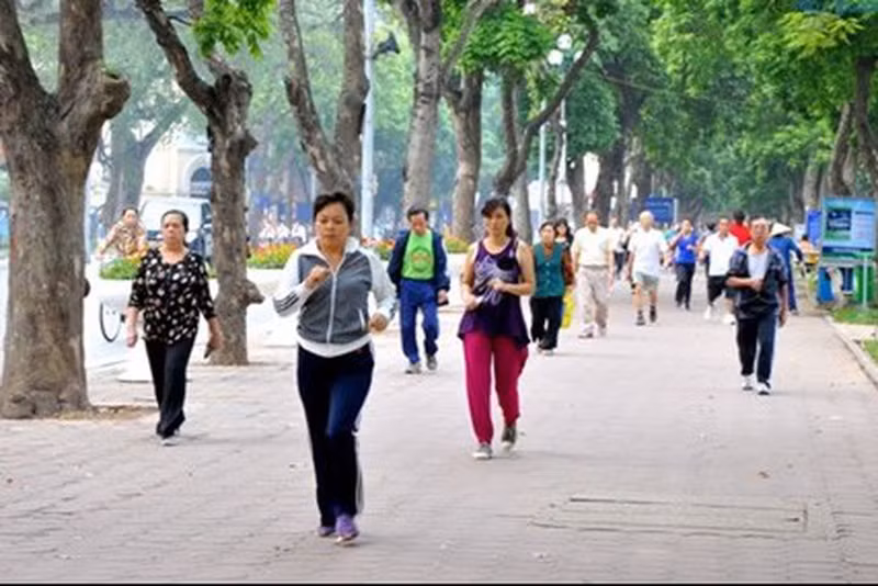 Theo phân tích của các bác sĩ, khi ra ngoài vào thời điểm sáng sớm có thể khiến cơ thể nhiễm lạnh đột ngột, người có sẵn yếu tố nguy cơ như tăng huyết áp, rối loạn mỡ máu, đái tháo đường… dễ đột quỵ.