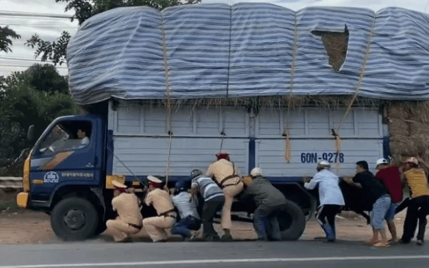 Video: Pha cứu nguy tốn sức của CSGT và hàng chục người dân