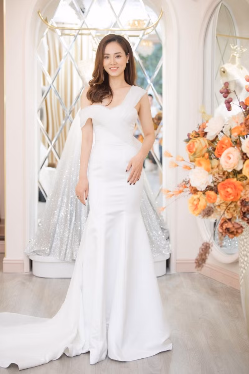 "Ba đồng một mớ muộn phiền, bán đi, đổi lấy bình yên về xài, bình yên là một bờ vai, mình đem ra đổi bằng hai nụ cười", vợ sắp cưới của NSND Công Lý chia sẻ cách đây không lâu.