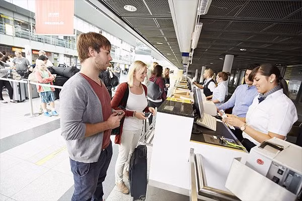 Nếu mua phải vé giả, vé "ảo" trên mạng thì hành khách ra sân bay không thể làm thủ tục được. Ảnh minh họa.