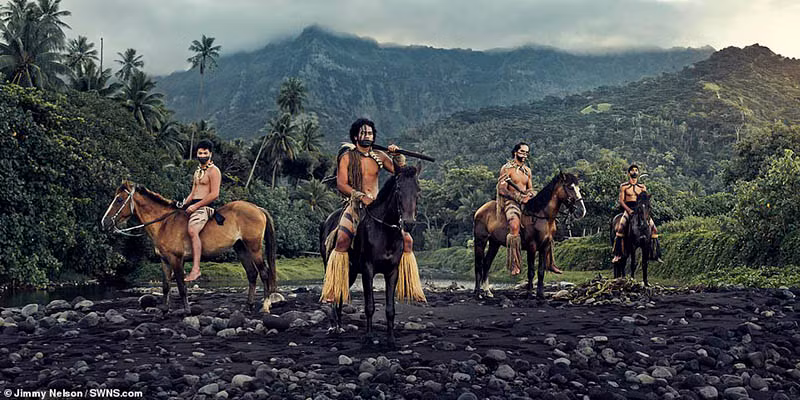 Jimmy cũng chia sẻ, người dân sống ở bộ lạc này cũng không tùy tiện cho nhiếp ảnh gia chụp ảnh, phải khi nào thực sự tin tưởng, trở thành bạn, mới có thể tự nhiên chụp ảnh mọi người và ghi lại cuộc sống của họ một cách chân thực.