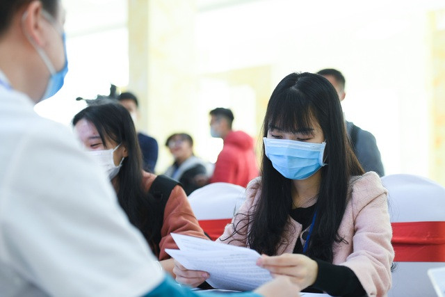 Tình nguyện viên đăng ký thử nghiệm lâm sàng vắc xin Covid-19. Ảnh: Dân trí. Tình nguyện viên đăng ký thử nghiệm lâm sàng vắc xin Covid-19. Ảnh: Dân trí.