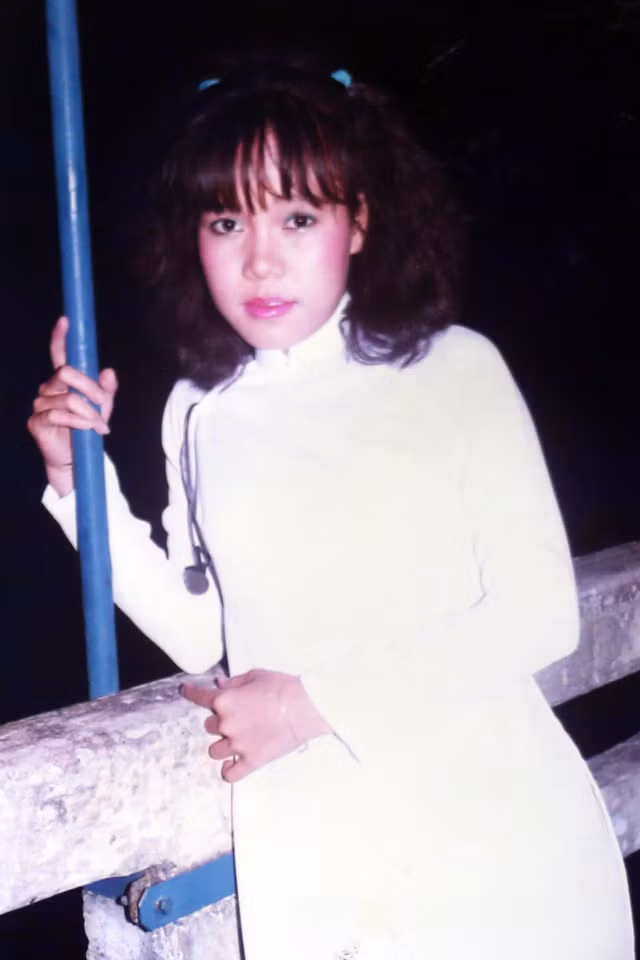 Hình ảnh thời trẻ của Việt Hương, sinh năm 1976 hé lộ khiến nhiều người không khỏi ngỡ ngàng với vẻ đẹp ngây thơ, trong sáng của cô.