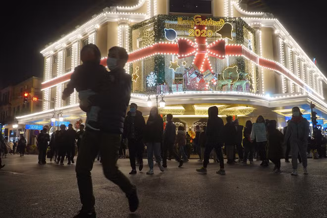 Khu vực Tràng Tiền Plaza đông đúc nhộn nhịp trước thềm năm mới Tân Sửu. Ảnh: Minh Nhân.