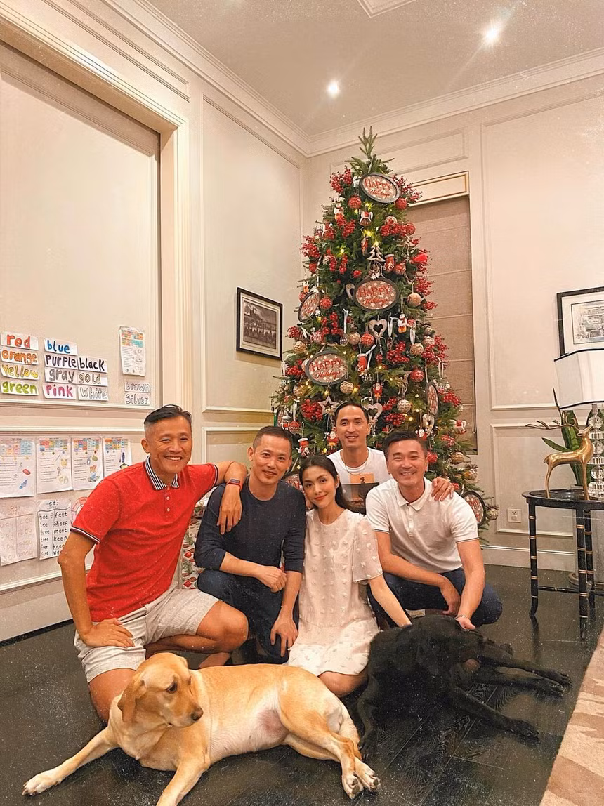 Vợ chồng Tăng Thanh Hà vui vẻ bên chồng và bạn bè tại nhà trong mùa Giáng sinh 2020.