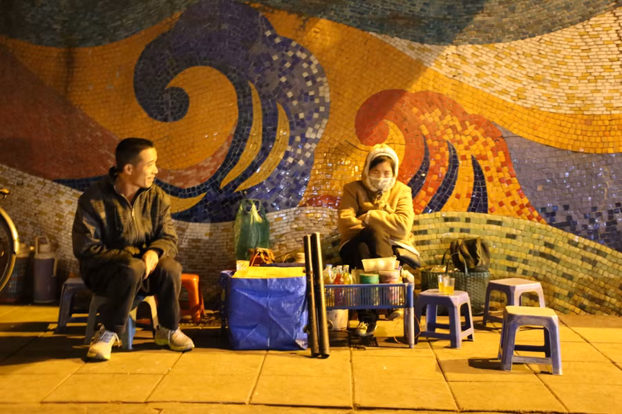 Hàng trà nóng dưới gầm cầu Long Biên vắng khách.