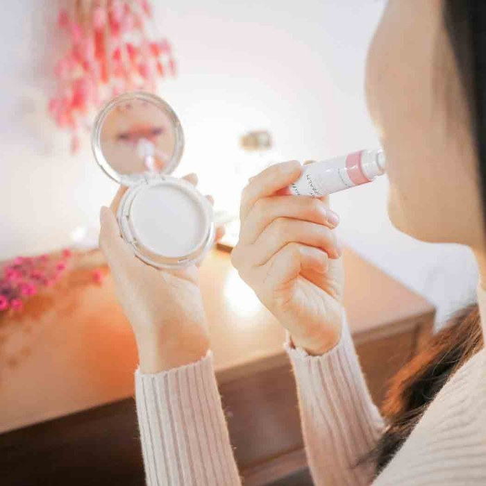 Thường xuyên tẩy trang môi sẽ giúp sạch chì trên môi. Thường xuyên tẩy trang môi sẽ giúp sạch chì trên môi.