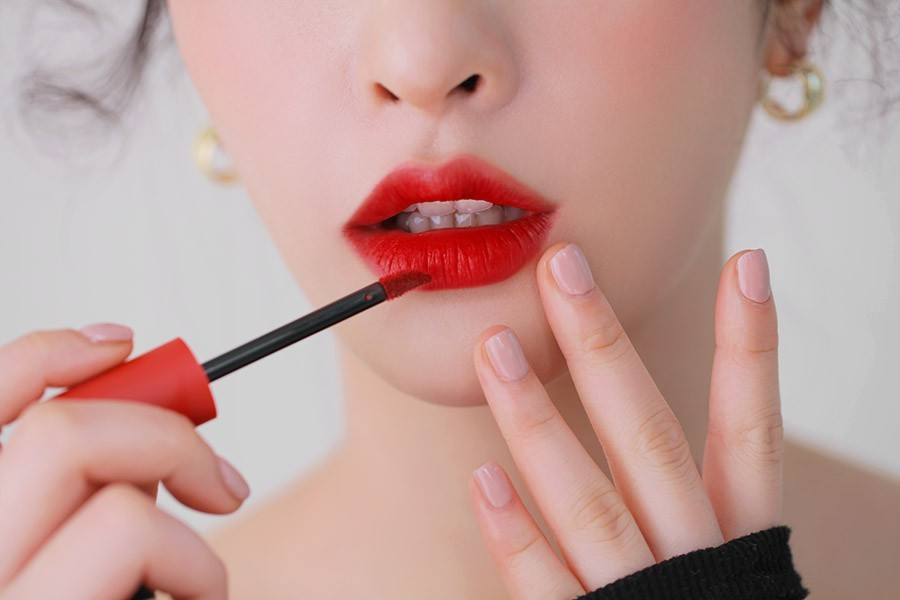 Bên cạnh việc tẩy trang, tẩy da chết, việc dưỡng môi đầy đủ sẽ góp phần không nhỏ giúp môi bạn đỡ khô ráp, mềm mại mịn màng dù dùng son nhiều đến mấy, không bong tróc nứt nẻ trong mọi hoàn cảnh, thời tiết. Bên cạnh việc tẩy trang, tẩy da chết, việc dưỡng môi đầy đủ sẽ góp phần không nhỏ giúp môi bạn đỡ khô ráp, mềm mại mịn màng dù dùng son nhiều đến mấy, không bong tróc nứt nẻ trong mọi hoàn cảnh, thời tiết.