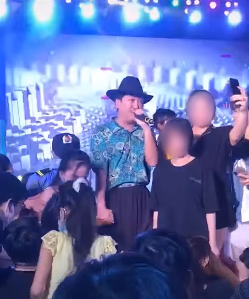 Trong lúc biểu diễn, Trường Giang đã vừa hát vừa khóc, 2 mắt anh đỏ hoe, sưng húp.