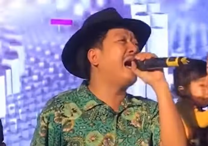 Theo lịch sẽ diễn cùng cố nghệ sĩ Chí Tài, Trường Giang khóc trên sân khấu