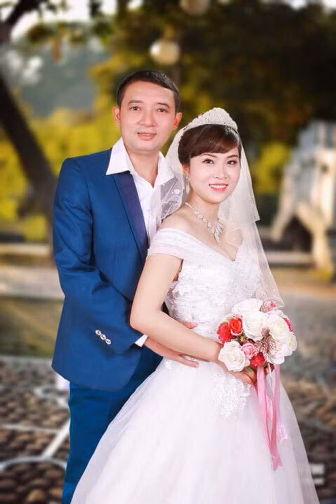 Hiện nghệ sĩ Chiến Thắng hạnh phúc bên bà xã Thu Ngọc.