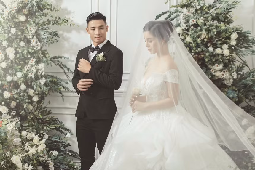 Nguyễn Khánh Linh - vợ sắp cưới của trung vệ Bùi Tiến Dũng vừa đăng tải bộ ảnh cưới tình tứ, ngọt ngào và đầy lãng mạn của cặp đôi lên trang cá nhân và nhận nhiều lời khen, chúc phúc từ bạn bè, người hâm mộ.