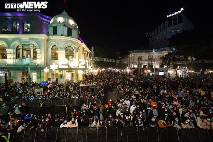 Hàng nghìn người dân tập trung rất sớm ở khu vực Nhà Hát lớn. Ảnh: VTC.
