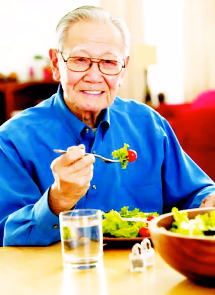 Để chăm sóc khớp trong mùa lạnh, người già cần bổ sung các chất giàu can xi, uống nhiều nước và vận động nhẹ nhàng.