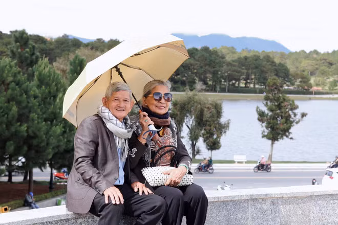 Vượt qua bao năm tháng sóng gió cuộc đời, cặp vợ chồng cao tuổi vẫn gắn bó và trao cho nhau những cái nhìn, nắm tay tình tứ thật đáng khiến người ta ngưỡng mộ.