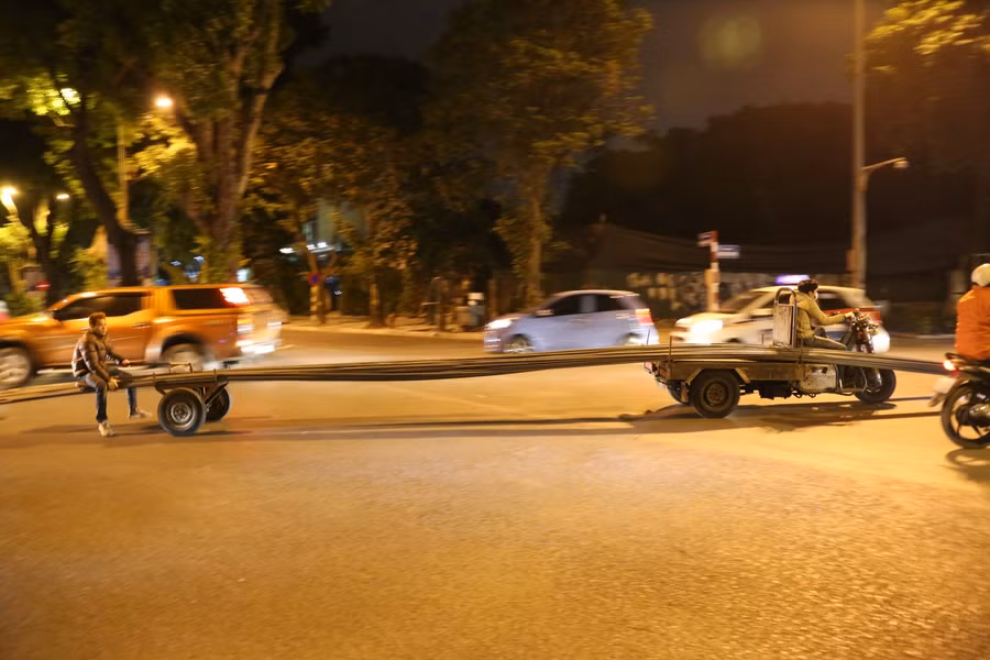Cũng như thường lệ, các xe cồng kềnh, quá khổ, quá tải… thường lợi dụng nửa đêm ít người qua lại, không bị kiểm tra để hoạt động.