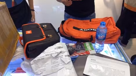 Chiếc máy ảnh sau khi gửi đi và nhận lại "biến" thành chai nước. Ảnh: Văn Bình.