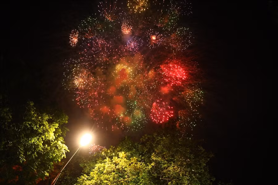 Màn bắn pháo hoa lung linh sắc màu chào đón năm mới 2021 tại hồ Hoàn Kiếm. LĐO.