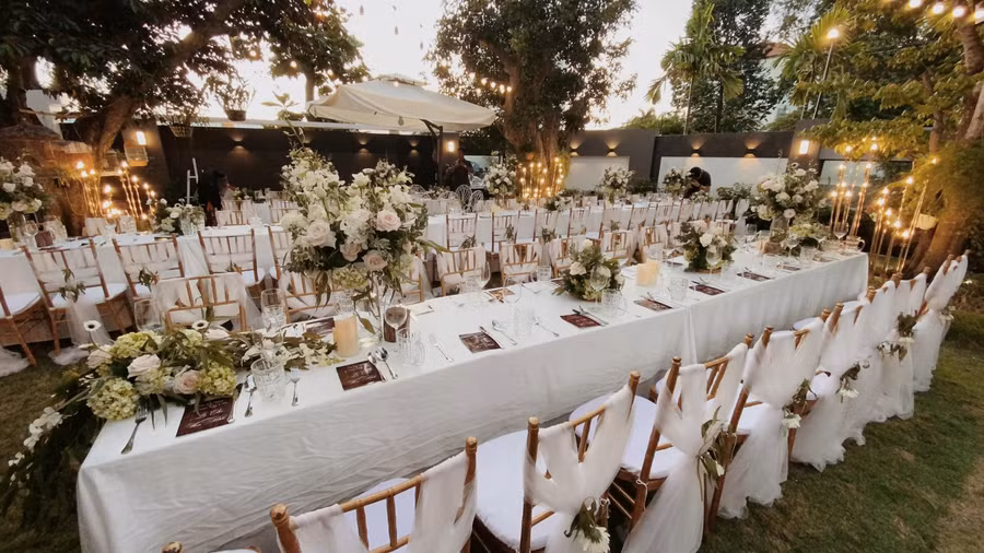 Qua tìm hiểu được biết, đây không phải đám hỏi hay đám cưới của Quốc Trường, đây chính là lễ kỉ niệm ngày cưới của cha mẹ anh, được chính nam diễn viên tổ chức hoành tráng mừng hạnh phúc bố mẹ.