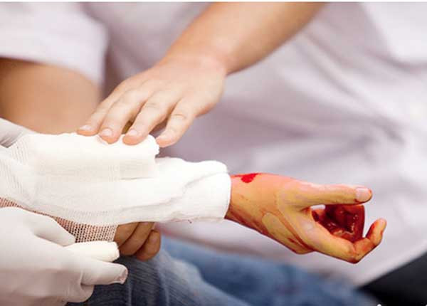 Có thể sử dụng túi chườm lạnh để giảm sưng đau vế thương. Ảnh minh họa, nguồn internet. Có thể sử dụng túi chườm lạnh để giảm sưng đau vế thương. Ảnh minh họa, nguồn internet.