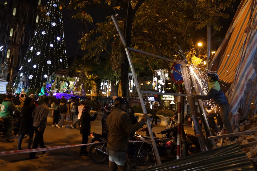 Ngay trên phố Nhà Chung, trước Nhà Thờ lớn, trong khi người dân nườm nượp đi tận hưởng không khí chuẩn bị đón Noel, thì một số thợ xây vẫn phải miệt mài làm việc. Họ phải làm xuyên đêm, vì ban ngày ở tuyến phố này hạn chế các hoạt động xây dựng.