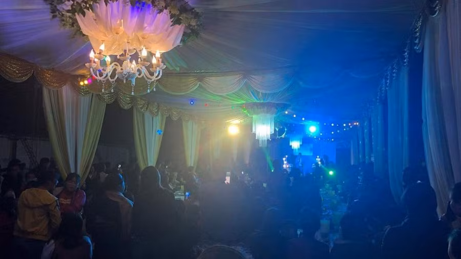 Chùm ảnh hàng nghìn người dân đổ xô đến rạp cưới của Công Phượng chia vui ảnh 3