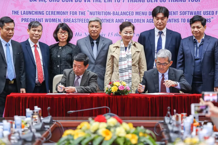 Vụ Sức khỏe Bà mẹ - Trẻ em và Công ty Ajinomoto Việt Nam cùng ký kết biên bản triển khai Phần mềm trên phạm vi toàn quốc.
