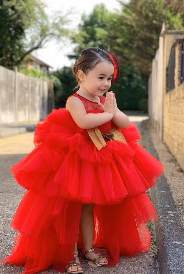Bé gái 3 tuổi được mẹ chi hơn 600 triệu mua 400 bộ đồ hiệu ảnh 7