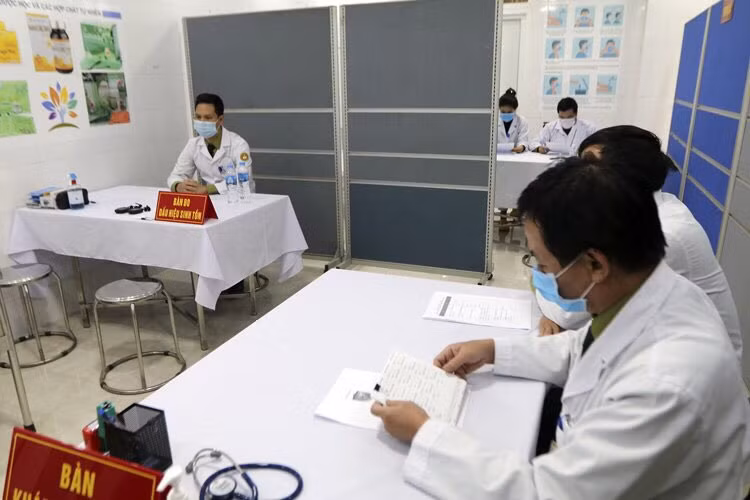 Cơ sở vật chất, các phòng theo dõi sau tiêm được chuẩn bị đầy đủ, có cán bộ y tế trực 24/24 giờ. Ảnh: Baotintuc.