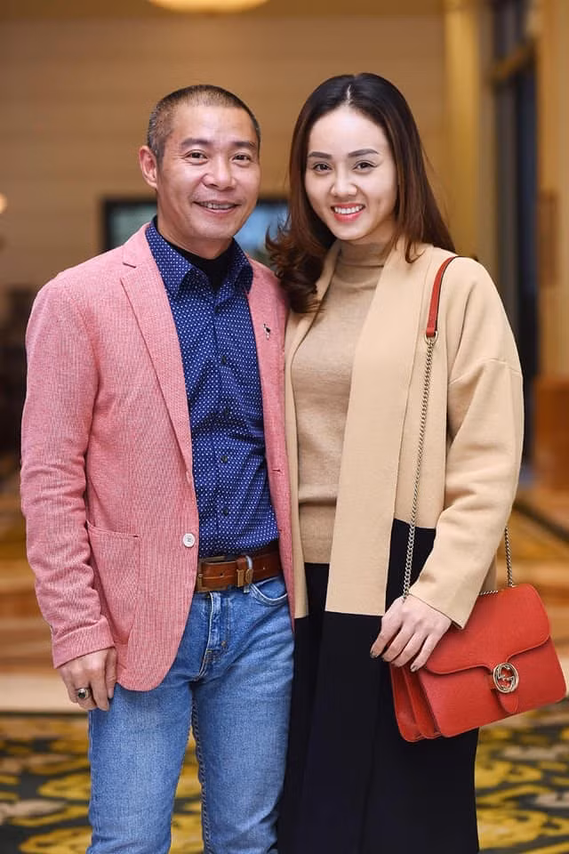 Cả hai đã bên nhau được 5 năm, NSND Công Lý và người yêu kém 15 tuổi thường xuyên xuất hiện cùng nhau trong nhiều sự kiện.