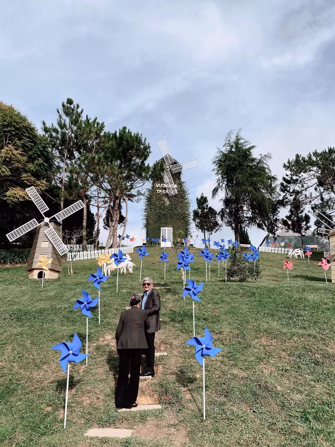 Cả hai bác đều sinh năm 1948.