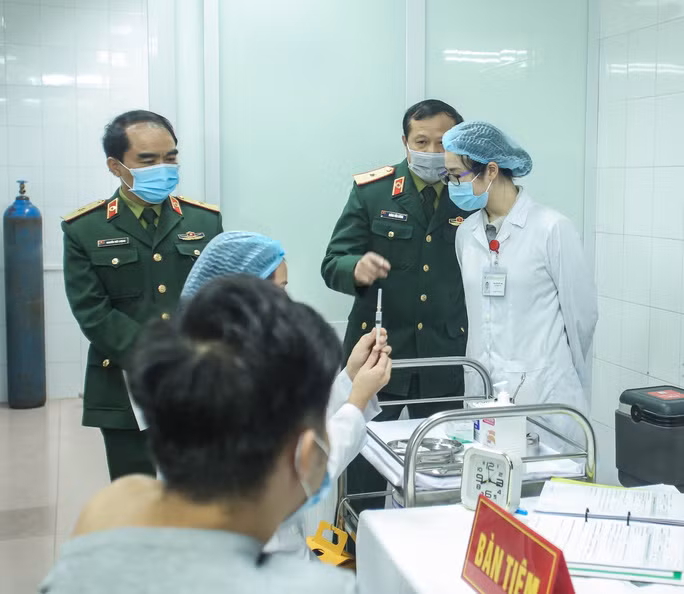 Các bác sĩ chuẩn bị tiêm vắc-xin cho người tình nguyện. Ảnh: Ngô Nhung.