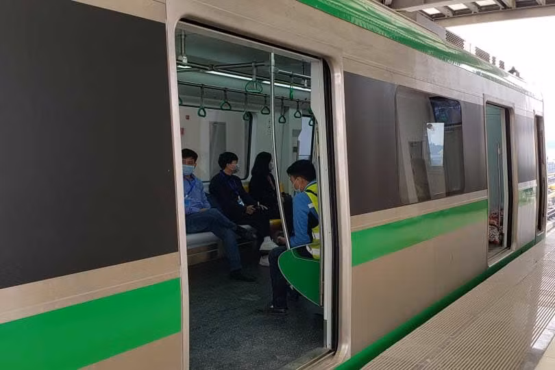 Trước khi tàu dừng đón/trả khách, người dân cũng được hướng dẫn đứng chờ lên tàu phải đứng ngoài vạch vàng. Ảnh: VNN