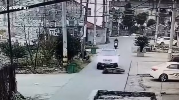 Video: Nam thanh niên tạt đầu ô tô bị cuốn vào gầm xe thoát chết thần kỳ