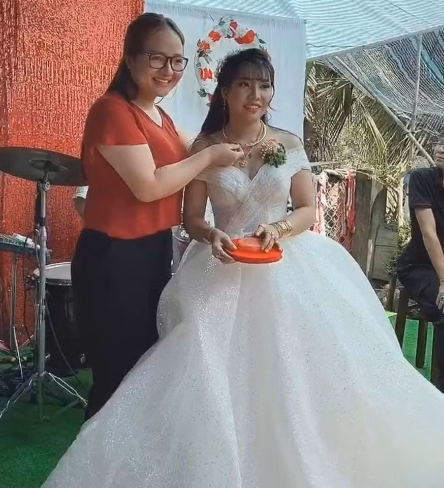 Phượng Thị Nở khoe loạt ảnh xinh đẹp lên xe hoa lần 2 ảnh 4