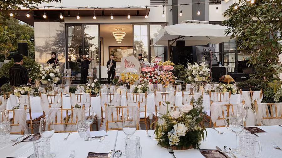 Tuy nhiên, cũng có những lời bình luận hé mở về câu chuyện thực tế: "Chúc cho "ngày trọng đại" này của gia đình con thật là ấm áp và yêu thương."; "Chúc cô chú, chúc gia đình anh mãi mãi hạnh phúc và vui vẻ!"; "Nhà mình trang trí đẹp tuyệt vời, cháu chúc hai bác mãi hạnh phúc bên gia đình, bên hai con trai ngoan ngoãn nhất trên đời";...