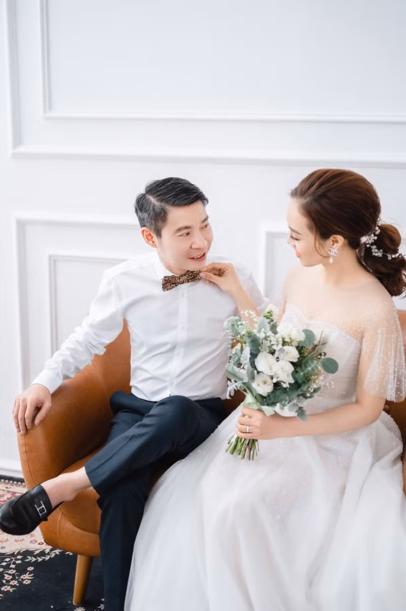 Qua bộ ảnh cưới, cả hai được nhận xét xứng đôi khi có những khoảnh khắc tình cảm, hạnh phúc.