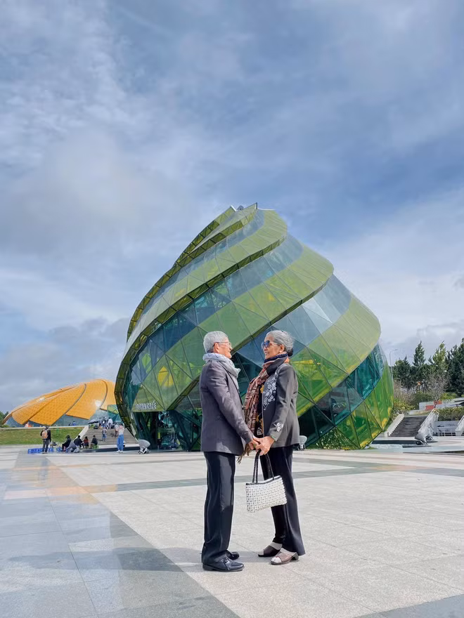 Nhân vật chính của bộ ảnh chính là một cặp vợ chồng già U70, vợ chồng bác Bảy, quê ở Đồng Tháp.