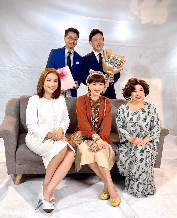 Trong buổi bấm máy phim mới ngày 9/12, ngoài nghệ sĩ Phương Dung còn có sự xuất hiện của diễn viên Phi Phụng, Hứa Minh Đạt và Cát Tường.