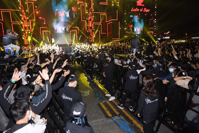 Đến 21h30 tối nay, người dân Đà Nẵng bắt đầu đổ ra đường đề đón năm mới. Ảnh: Hà Nam.