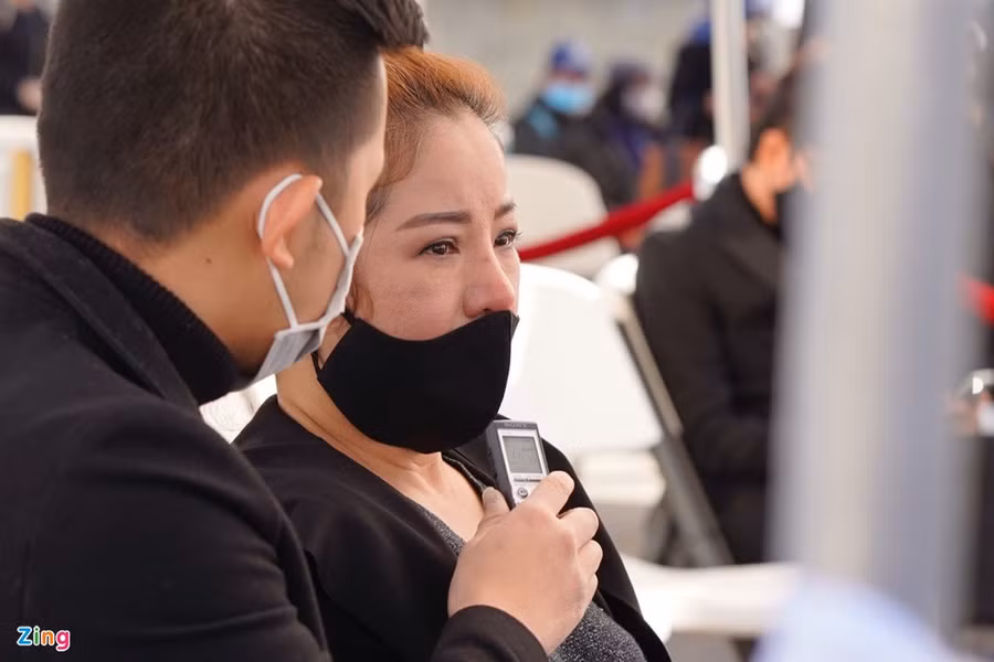 Diễn viên hài Thúy Nga - một trong những người em thân thiết với vợ chồng cố nghệ sĩ Chí Tài không kìm được nước mắt tại lễ tang đàn anh. Ảnh: Zing.