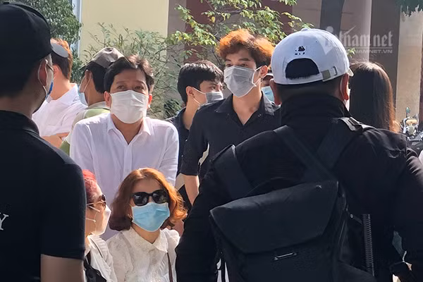 Nhiều nghệ sĩ cũng có mặt, lặng lẽ chờ đợi giây phút tiễn đưa người anh, người đồng nghiệp tài hoa Chí Tài. Ảnh: VNN