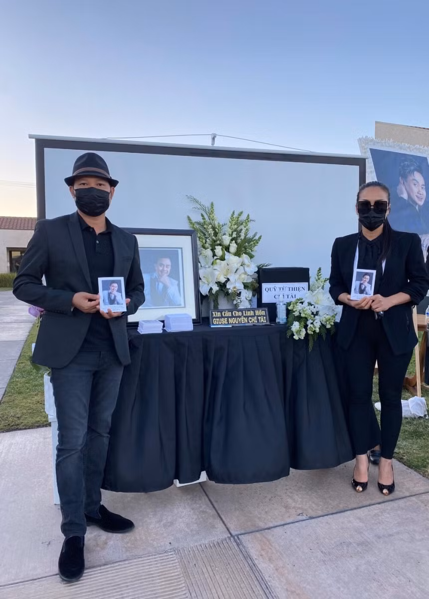 Hồng Ngọc cùng chồng đến tiễn biệt nghệ sĩ Chí Tài. Sau đó, cô đăng tải trạng thái: "Hai em đã đến để chào anh lần cuối, chúng em mãi nhớ về anh".