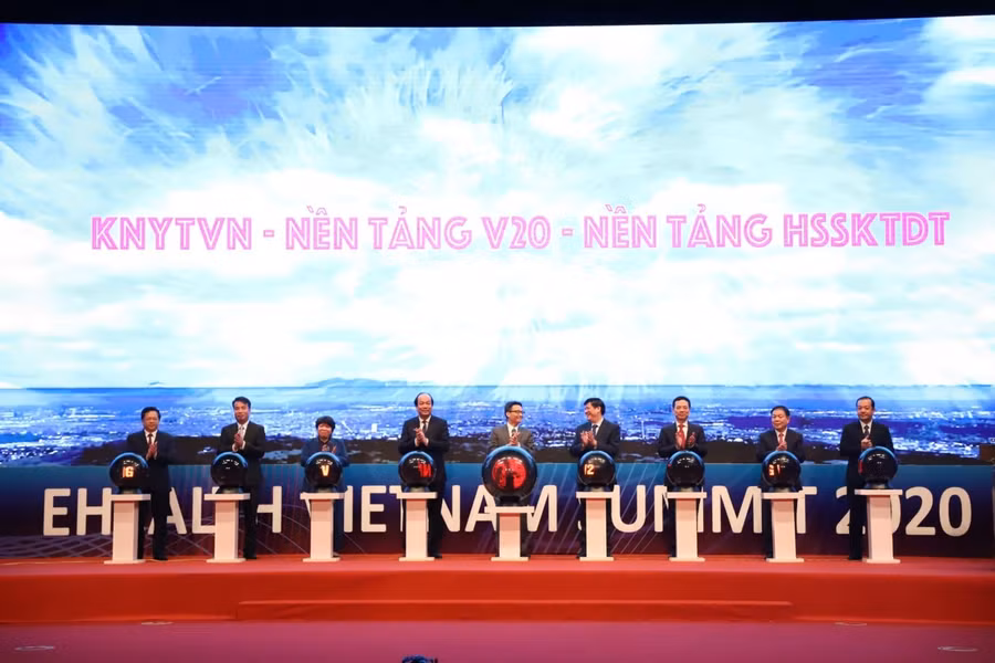 Các đại biểu tham dự Hội nghị Chuyển đổi số ngành y tế sáng ngày 30/12 bấm nút khai trương Mạng kết nối y tế Việt Nam - Nền tảng y tế cơ sở V20 và Nền tảng Hồ sơ sức khoẻ điện tử.