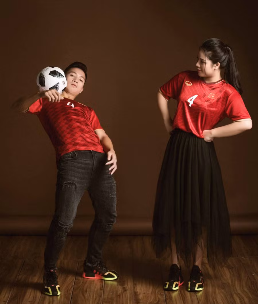 Trong bộ ảnh cưới đặc biệt này, Tiến Dũng và Khánh Linh cùng mặc áo số 4 - số áo quen thuộc của anh ở tuyển Việt Nam và CLB Viettel.