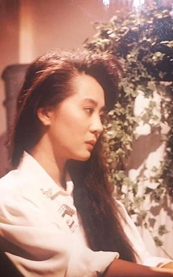 Nguyễn Cao Kỳ Duyên, sinh năm 1965 là một MC hải ngoại luôn giữ hình ảnh xinh đẹp, quyến rũ. Cho đến thời điểm hiện tại cô vẫn không thay đổi mấy so với lúc còn trẻ, vẻ đẹp ngày càng mặn mà, nóng bỏng.